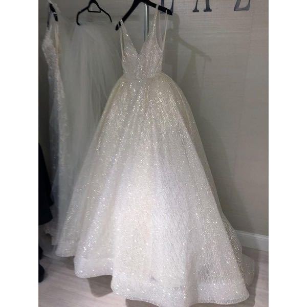 Dreilagiges Hochzeits-Abendkleid in Reinweiß mit V-Ausschnitt