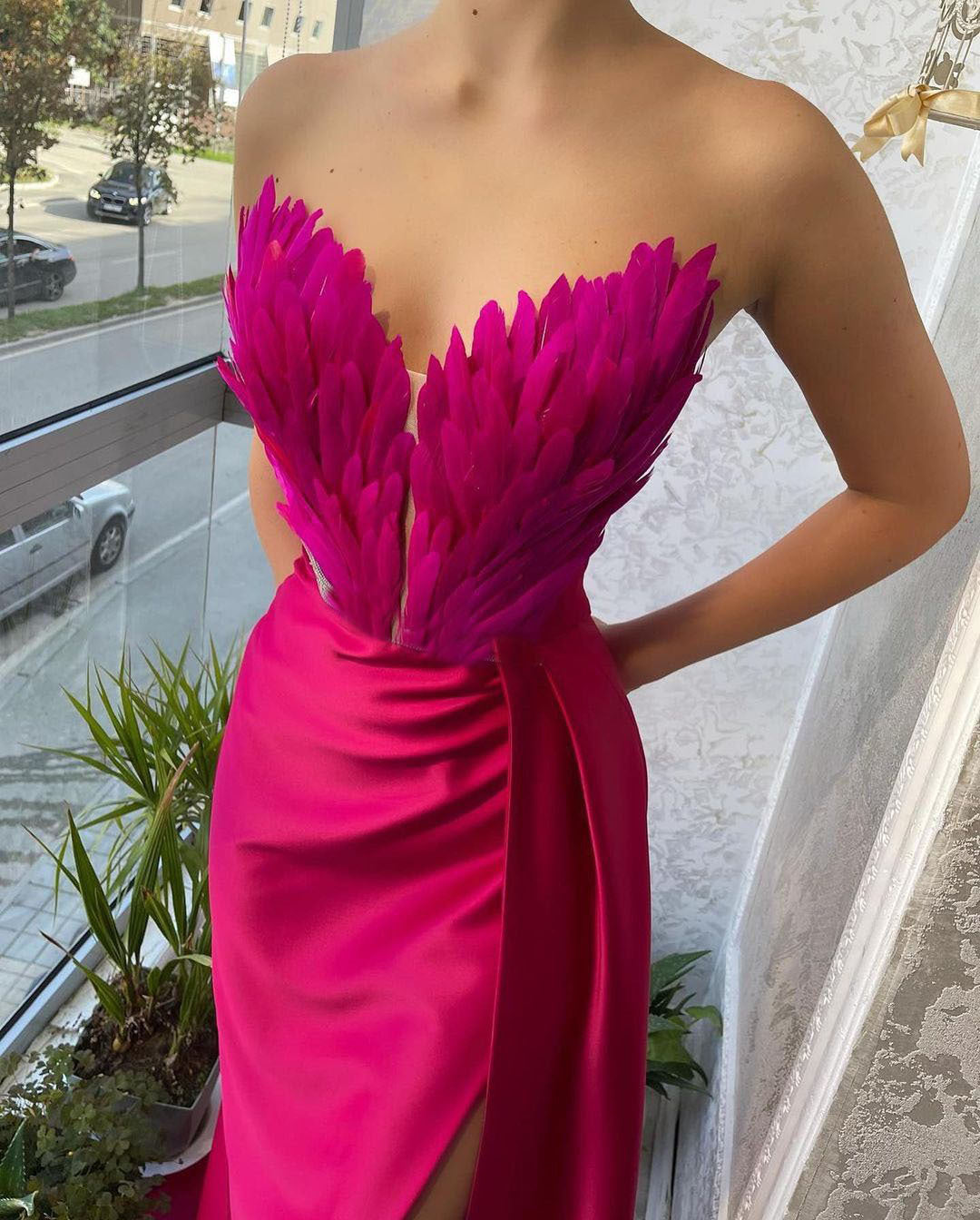 Ein Kleid mit Federn, die über den Boden fegen