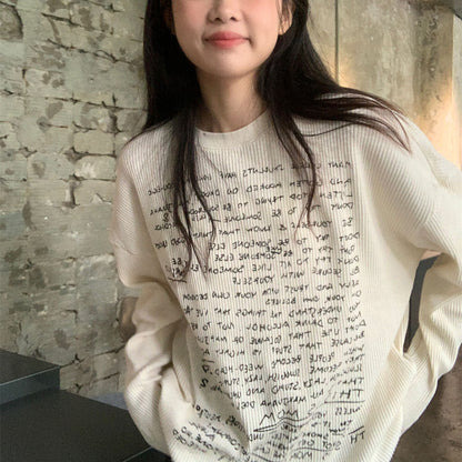 Süßes T-Shirt mit langen Ärmeln und Buchstaben-Print in schmaler Passform und weißer Basis