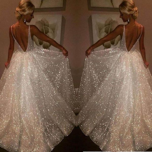 Dreilagiges Hochzeits-Abendkleid in Reinweiß mit V-Ausschnitt